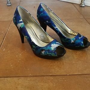 Blue and green splash print pumps size 9.5M